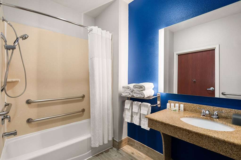La Quinta Inn & Suites by Wyndham Denton University Drive - photo 25