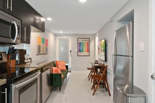 Cozy Mid Century Apartment Steps From Restaurants #DCottage — 4-Star Luxury Hotel in Washington, United States