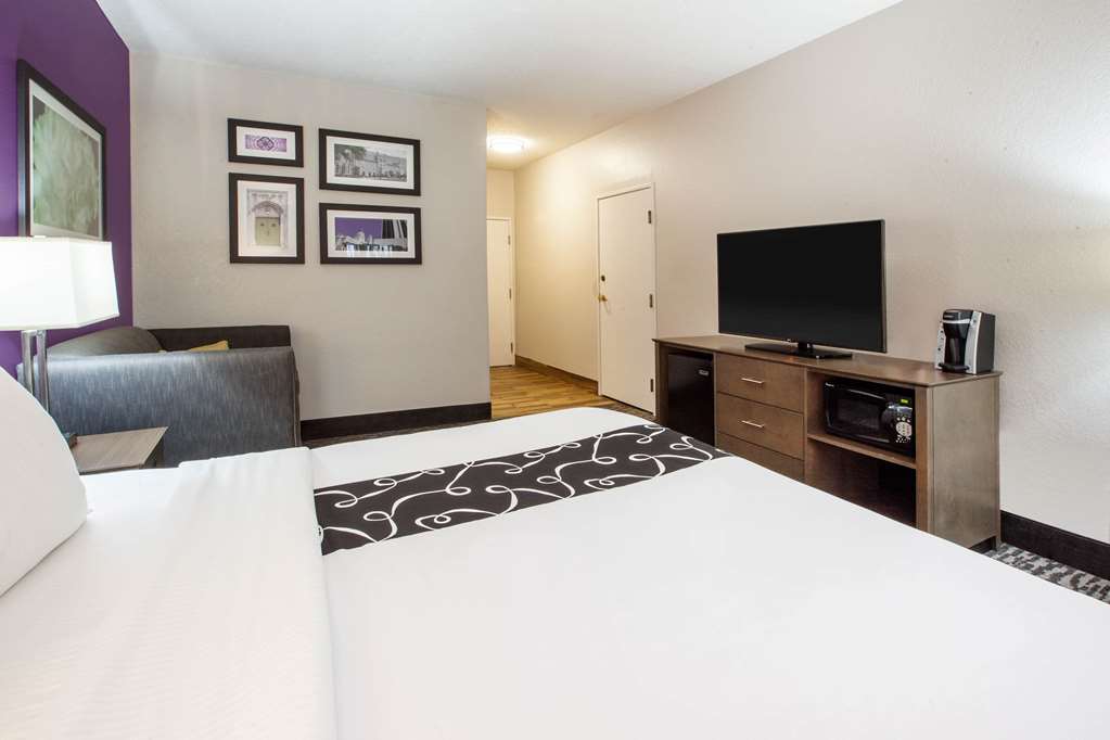 La Quinta Inn & Suites by Wyndham Elkhart - photo 20