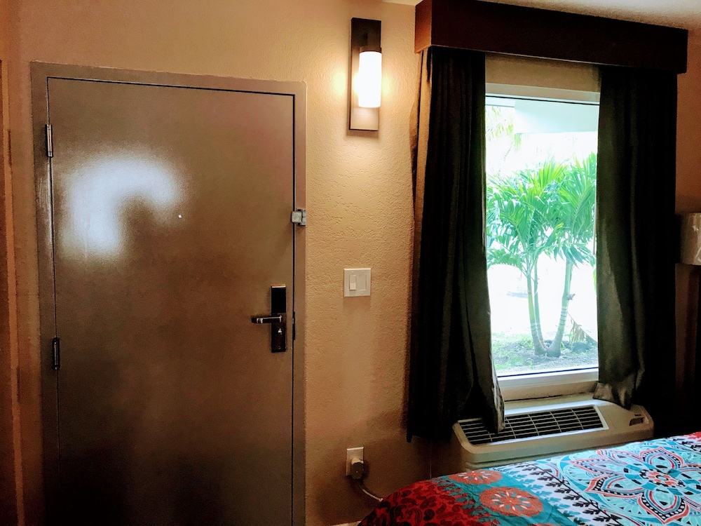 Tropical Inn & Suites - photo 3