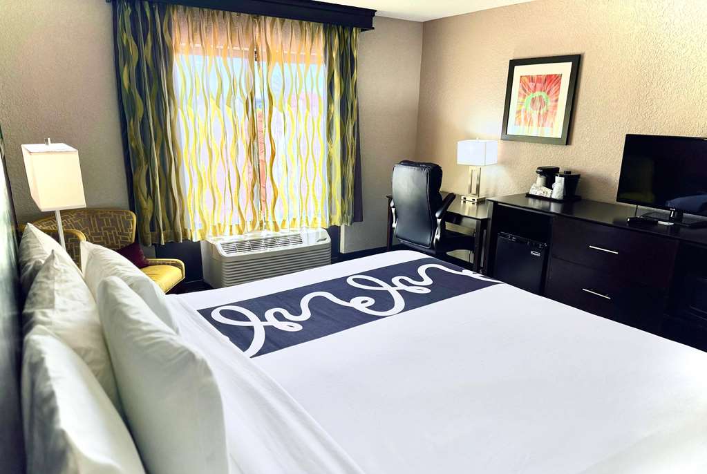La Quinta Inn & Suites by Wyndham Orlando Universal area - photo 27