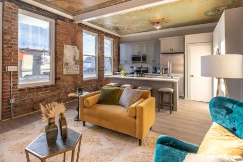 Parlor Explore OTR and DT from Restored 1894 Italianate — 4-Star Luxury Hotel in Cincinnati, United States