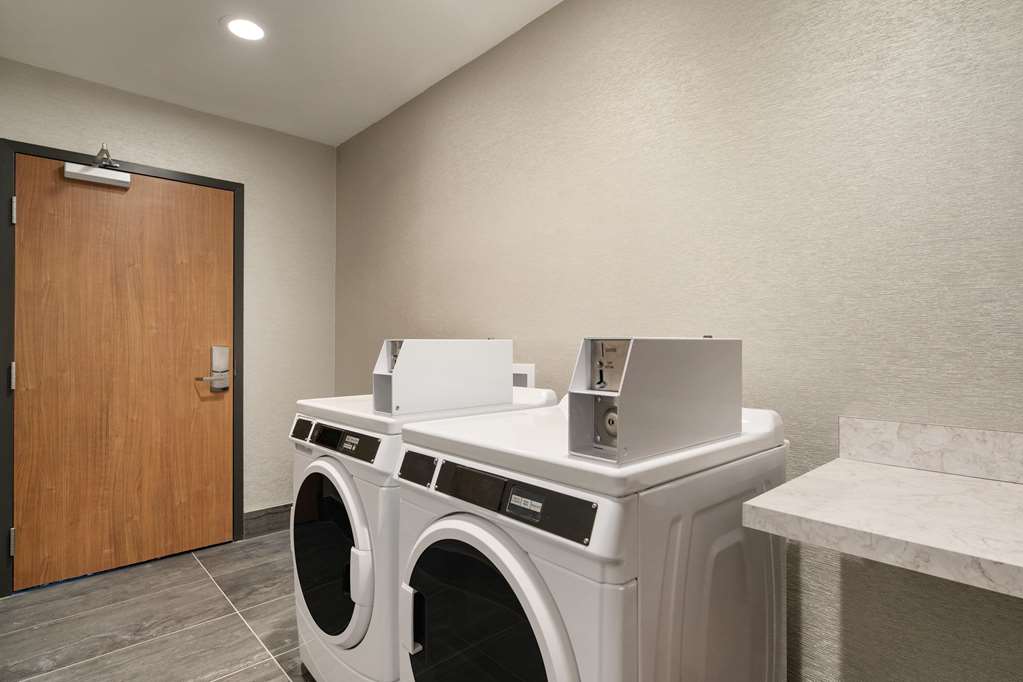 La Quinta Inn & Suites by Wyndham San Antonio Seaworld LAFB - photo 39