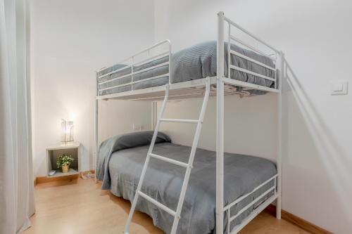 Avantistays la Campana Con Un Balcon Que Te Enamorara Del Ambiente de Sevilla in Sevilla, Spain