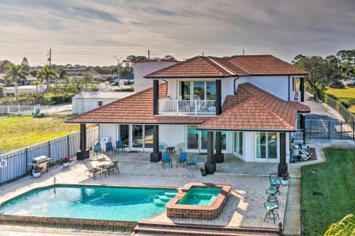 Riverfront Titusville Home with Pool and Pickleball — 4-Star Luxury Hotel in Titusville, United States