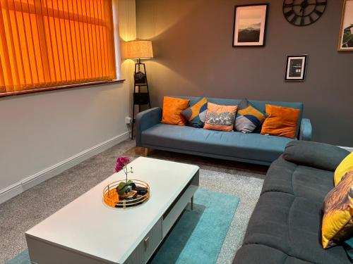 Hilltop Place Suites 3 Bedrooms 4 Beds for Contractors with Free Parking for Vans — 4-Star Luxury Hotel in Doncaster, United Kingdom