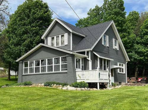 Home 7 beds 2 baths Farmstay at Pygmy Goat Farm Byron Center Michigan — 4-Star Luxury Hotel in Byron Center, United States