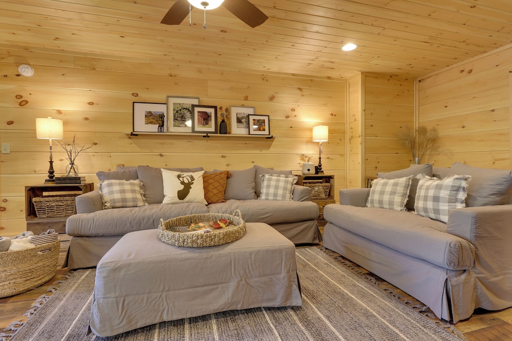 12 Mi To Sugar Mountain Luxe Banner Elk Escape in Banner Elk, United States