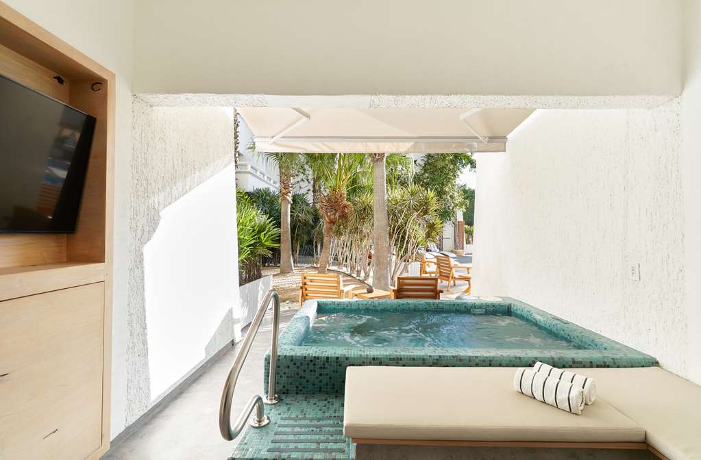 Poolside Suite Single with Jacuzzi Bahia Hotel & Beach House