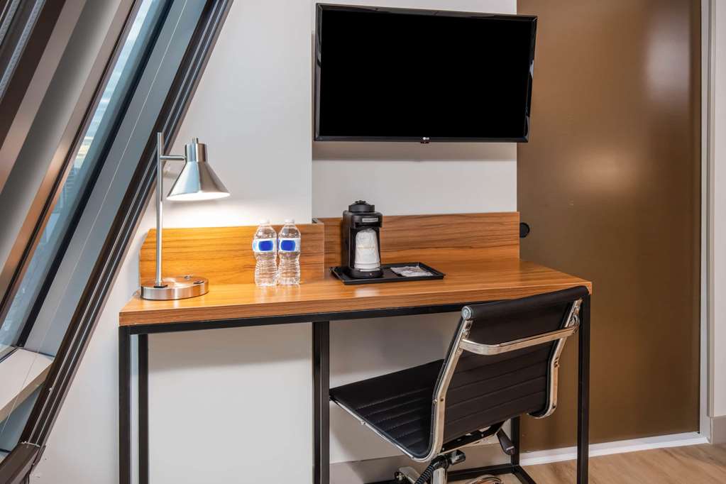 La Quinta Inn & Suites by Wyndham Times Square South - photo 17
