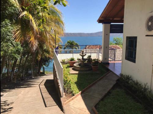 Villa La Giralda Lakefront Pool Relaxation Haven 19772061 — Catarina