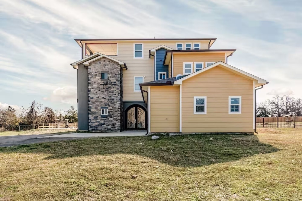 Luxury 3Story Private Pool 8BR Retreat — hotel in Royal City