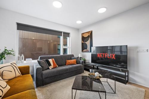 New Apt Near Smáralind Mall With Private Parking