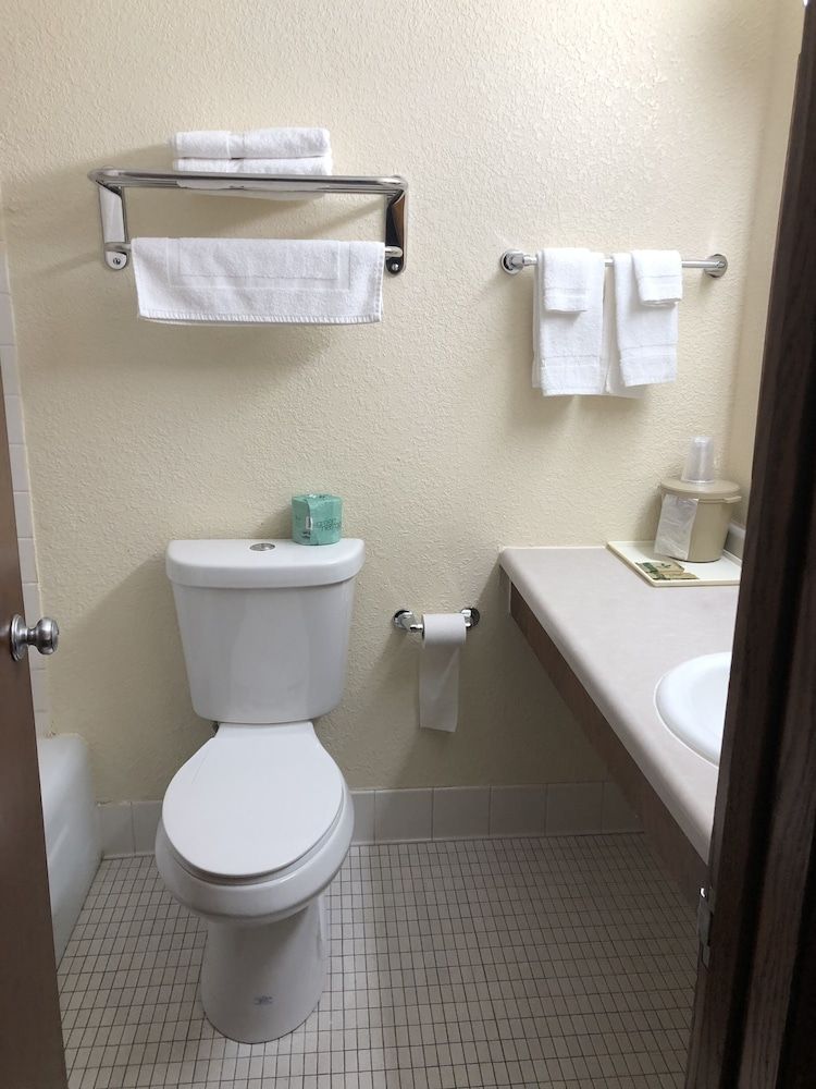 AmeriVu Inn & Suites - photo 17