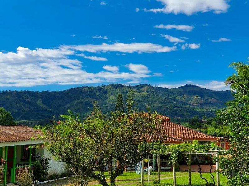 Room with 1 double bed and 2 single beds — hotel in Risaralda