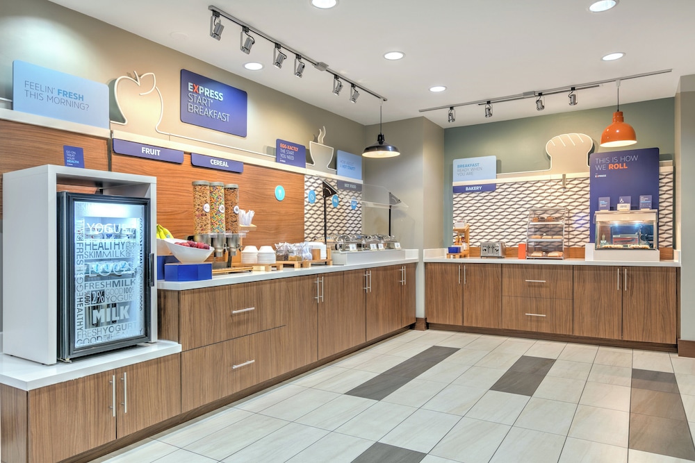 Holiday Inn Express Hotel & Suites Clute Lake Jackson by IHG - photo 46