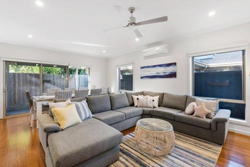 ‘Rosebud Seascape’ A Modern Family Retreat in Rosebud, Australia