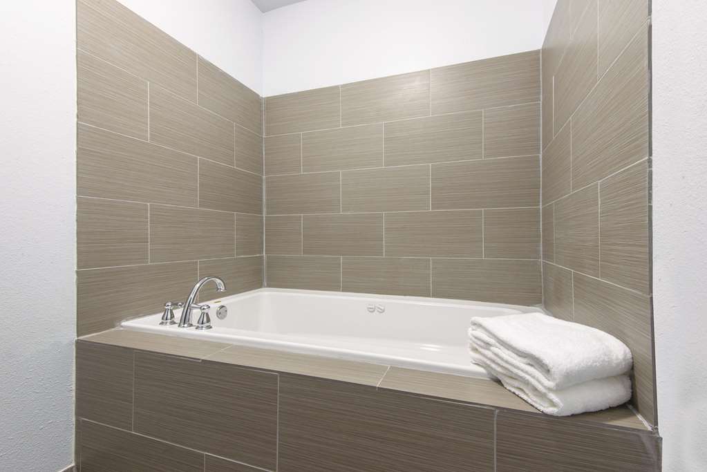 La Quinta Inn & Suites by Wyndham Guthrie - photo 7