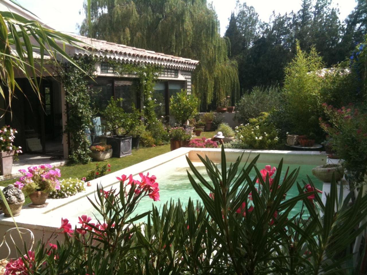 B&B Martin — 4-Star Luxury Hotel in Eyragues, France