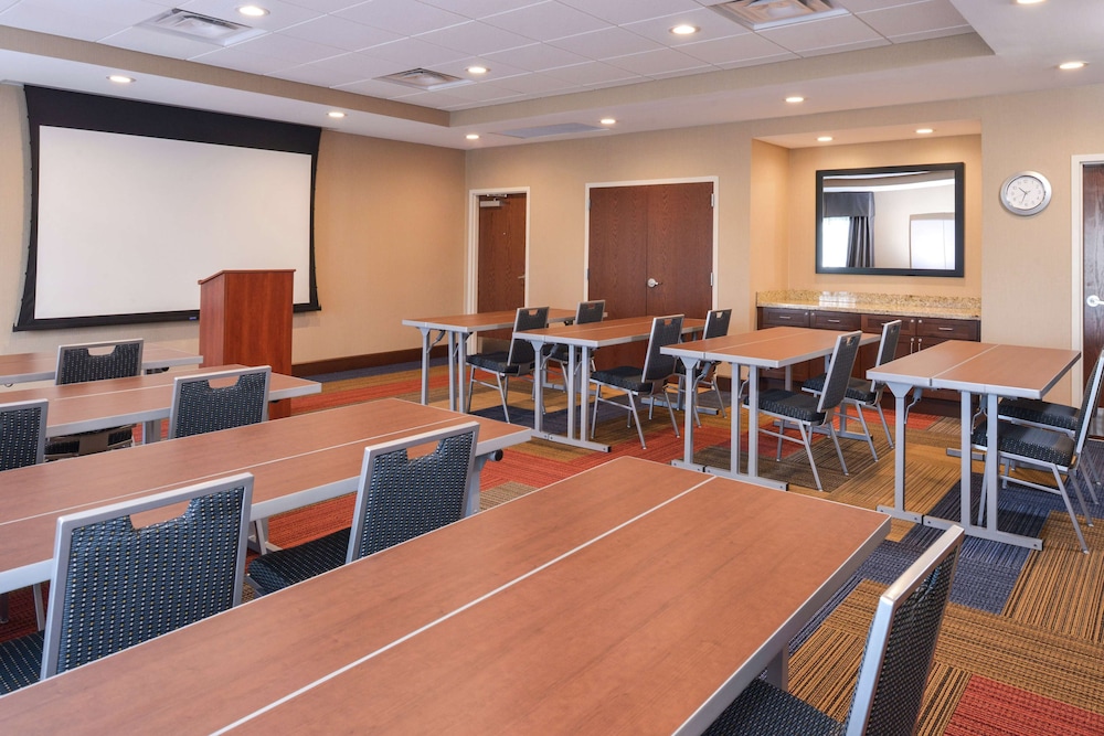 Hampton Inn & Suites by Hilton Lonoke - photo 43