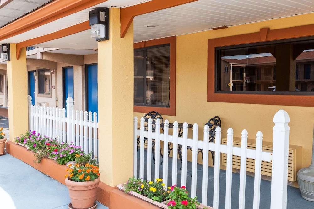 Red Carpet Inn - featured photo