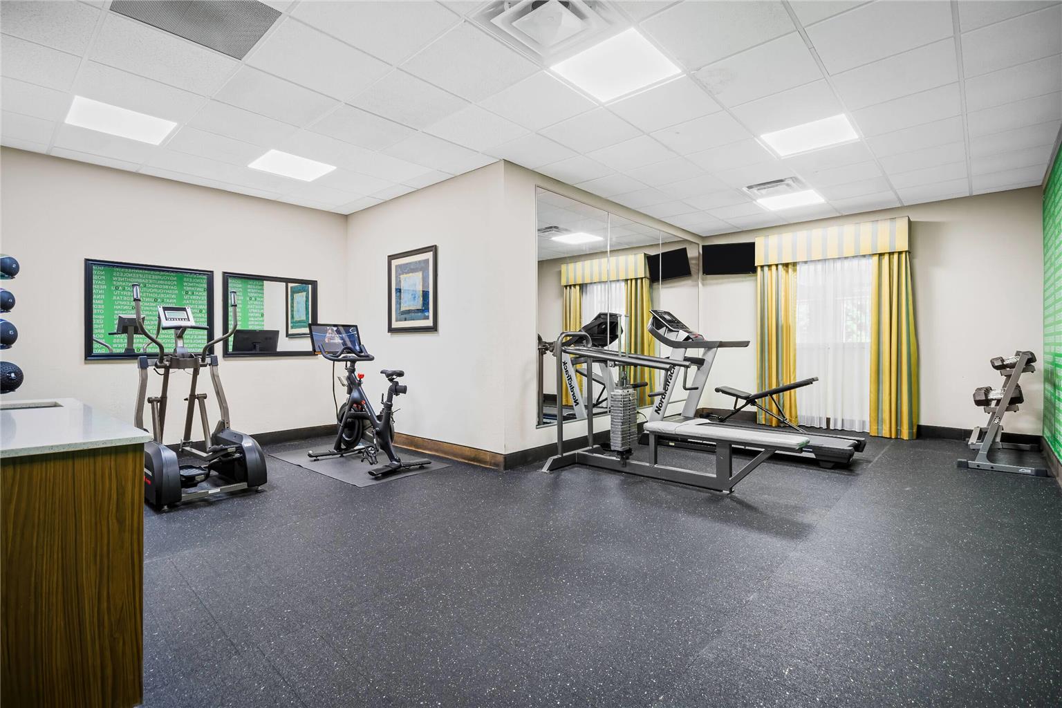 La Quinta Inn & Suites by Wyndham Stonington Mystic Area - photo 11