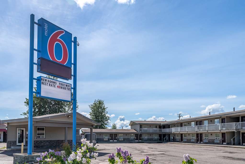 Motel 6 Fort Nelson BC in Fort Nelson, Canada