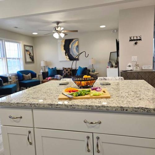 Chic Oasis: 3BR 2BA Private Deck in Charleston, United States