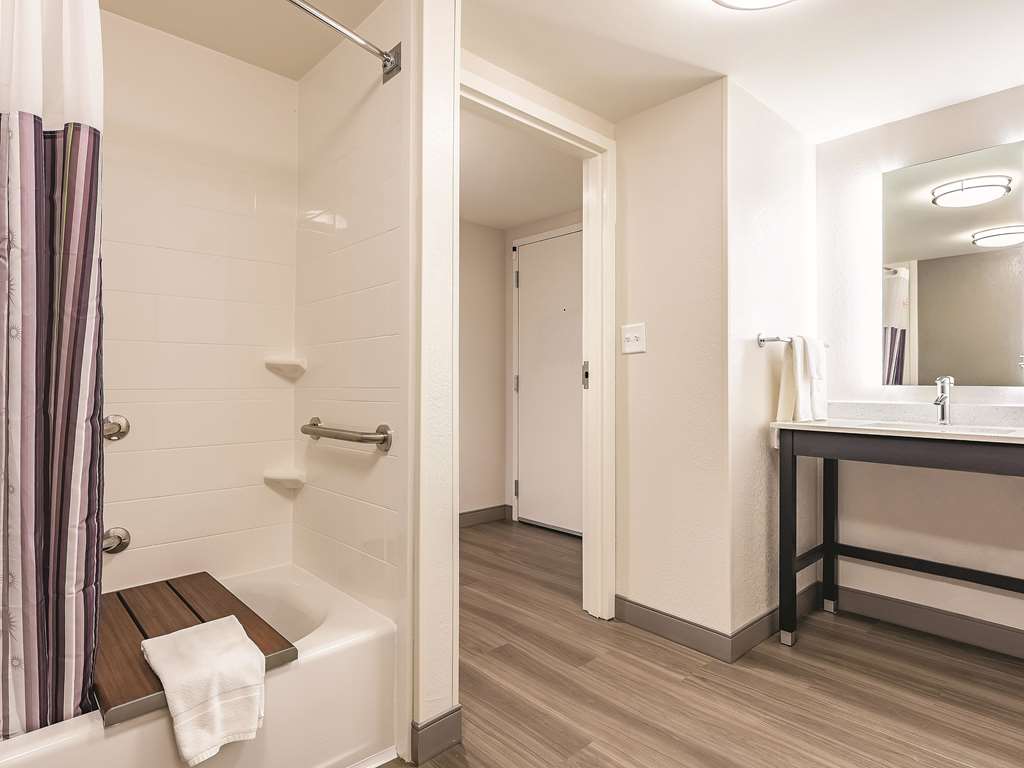 La Quinta Inn & Suites by Wyndham Salem NH - photo 36