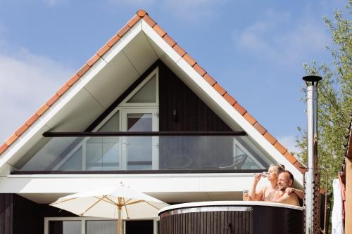 Vakantiehuis aan het water met hottub — 4-Star Luxury Hotel in Dokkum, Netherlands