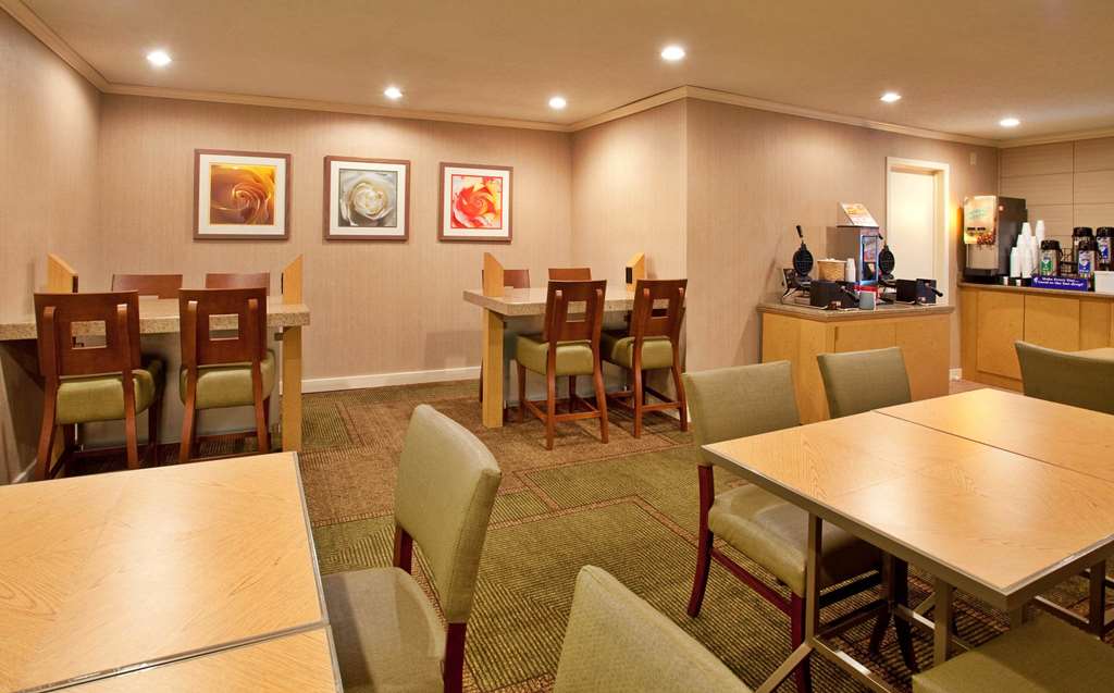 La Quinta Inn & Suites by Wyndham Des Moines West Clive - photo 80