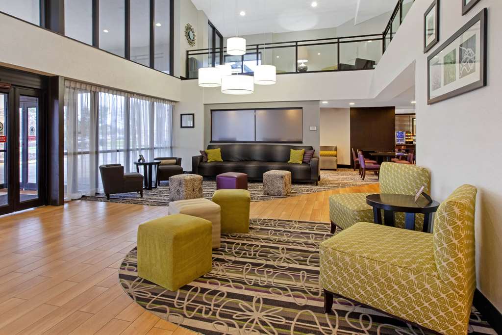 La Quinta Inn & Suites by Wyndham Detroit Metro Airport - photo 7