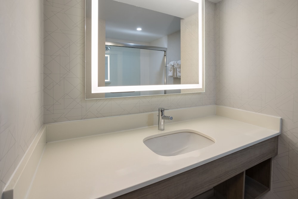 Holiday Inn Express Hotel & Suites Brattleboro by IHG - photo 31