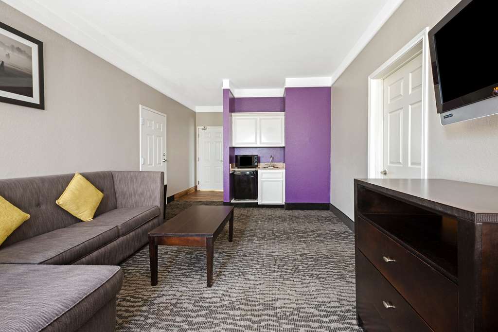 La Quinta Inn & Suites by Wyndham Pearland Houston South - photo 34