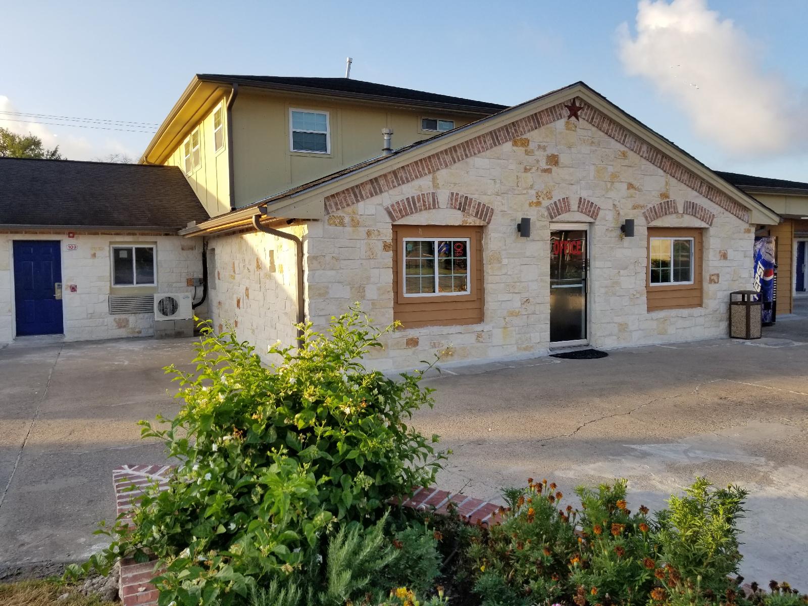 Lone Tree Inn - featured photo