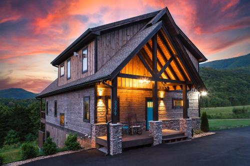 Stylish Cabin Indoor Pool Arcade Theater Views — 4-Star Luxury Hotel in Sevierville, United States