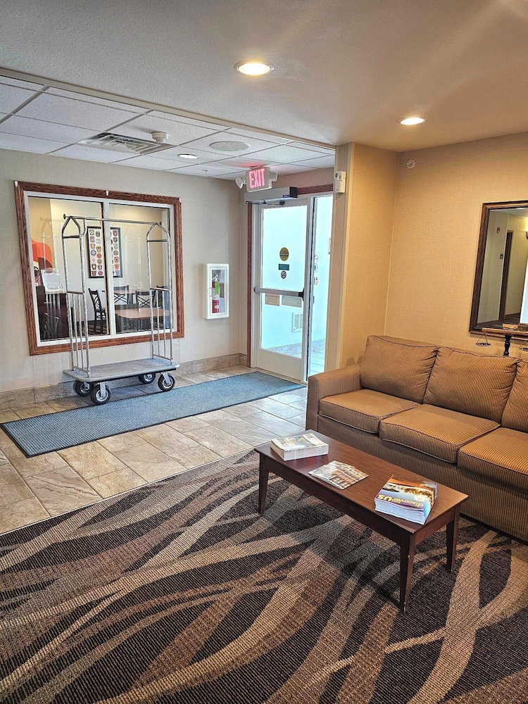 Cobblestone Inn & Suites Clintonville - photo 6