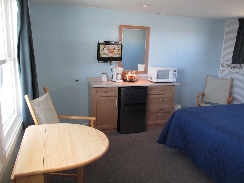 East Harbour Motel and Cottages - photo 32