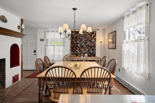 Federal on Exeter Circa 1805 Sleeps 8 — 4-Star Luxury Hotel in Exeter, United States