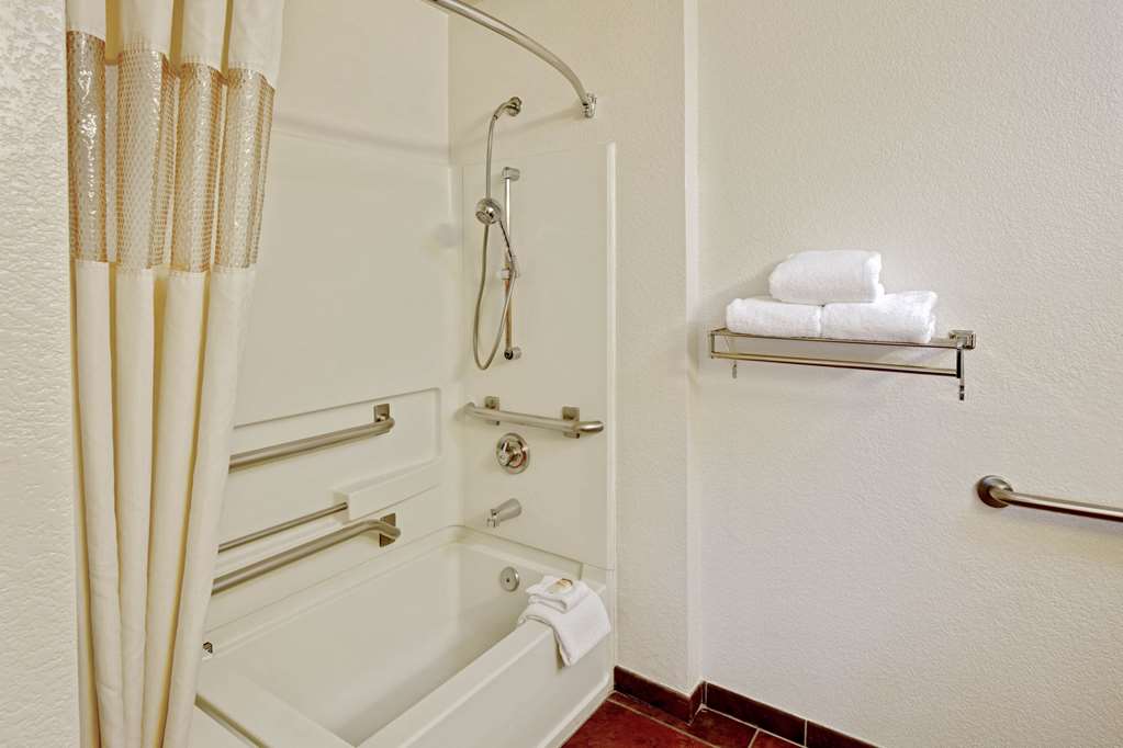 La Quinta Inn & Suites by Wyndham Las Vegas Red Rock - photo 18