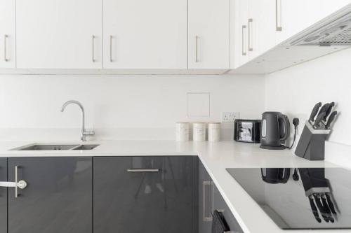 Lovely En suite Flat with Balcony and Parking. — 4-Star Luxury Hotel in London, United Kingdom
