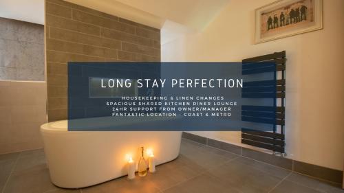 Ample Free Parking Ideal for long term contractor read guest feedback on here etc stays 15 mins drive to Nissan 10 mins walk to metro station Spacious 5 Double Bedroom 6 Beds Townhouse 2 Bathrooms see our site for assurance — 4-Star Luxury Hotel in South Shields, United Kingdom