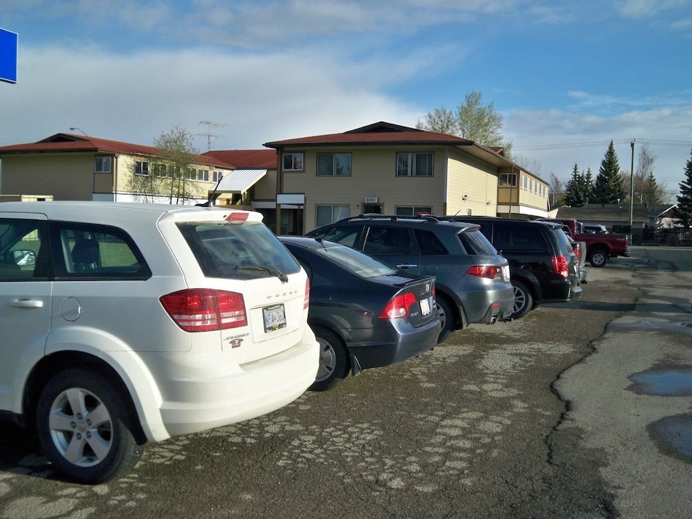 Motel 8 - carbon neutral hotel in Olds