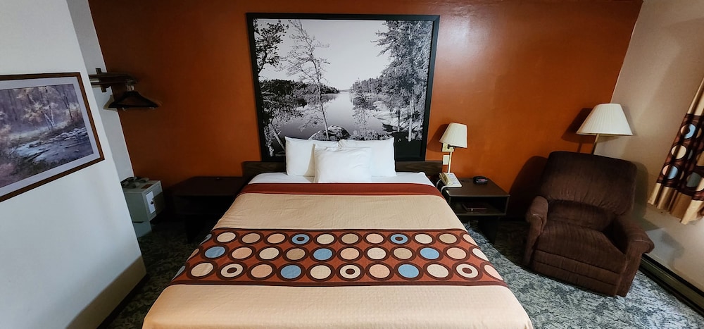 Super 8 by Wyndham Iron Mountain - photo 12
