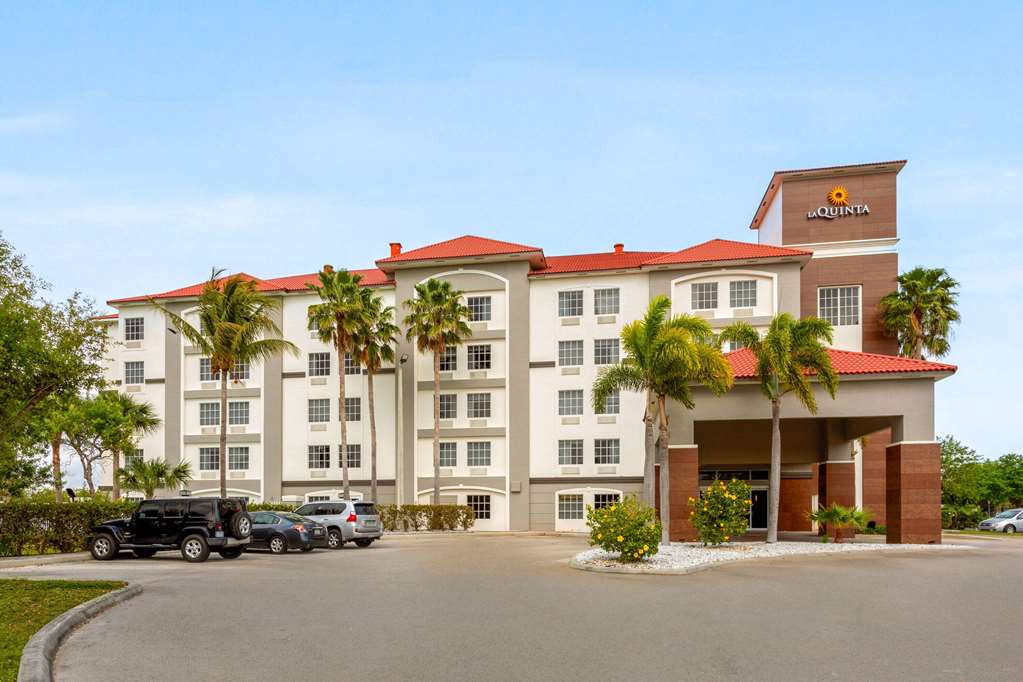 La Quinta Inn & Suites by Wyndham Ft. Pierce - photo 3