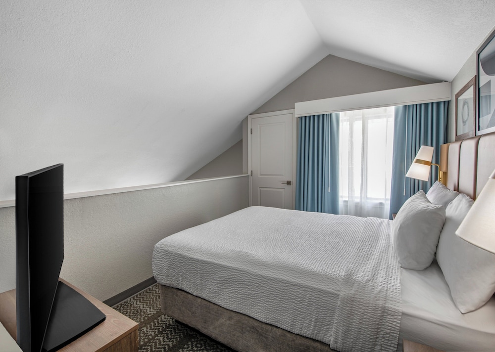 Residence Inn By Marriott Oxnard At River Ridge - photo 3