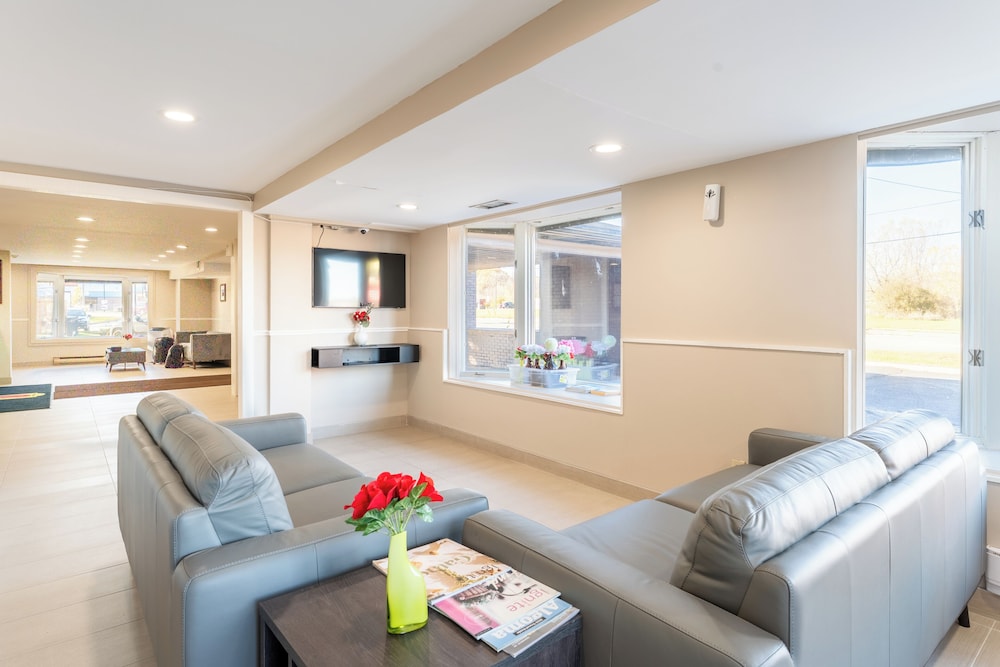 Super 8 by Wyndham Gananoque Country Squire Resort — Gananoque — photo 4