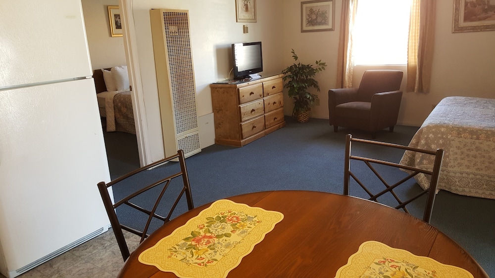 Bishop Village Motel - photo 14