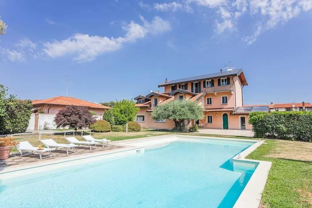 Villa near Milan with swimming pool — 4-Star Luxury Hotel in Divignano, Italy