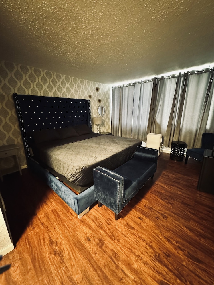 The Village Inn Hotel - photo 18